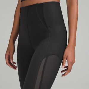 Lululemon Everlux and Mesh Super High Rise Training Tight 25” inseam size 6